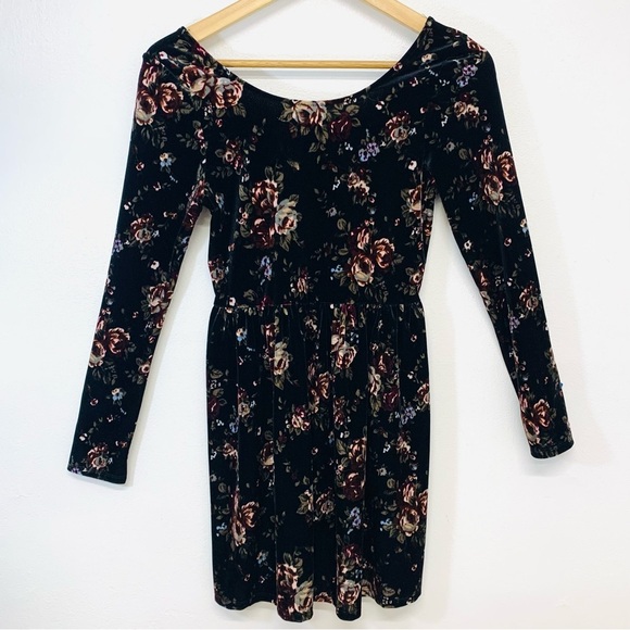 Black Velvel‎ Dark Floral Mini Dress  Small Long Sleeve Skater Stretch Holiday - Picture 1 of 7